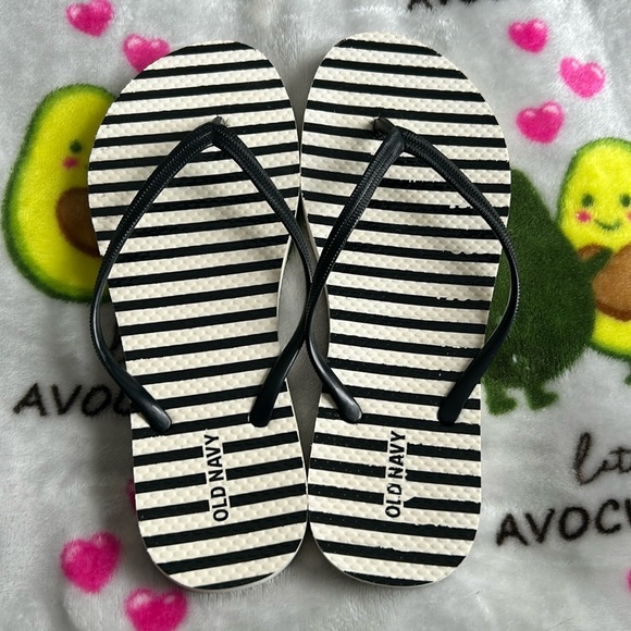 Old Navy Shoes - Old Navy flip flops 🩴